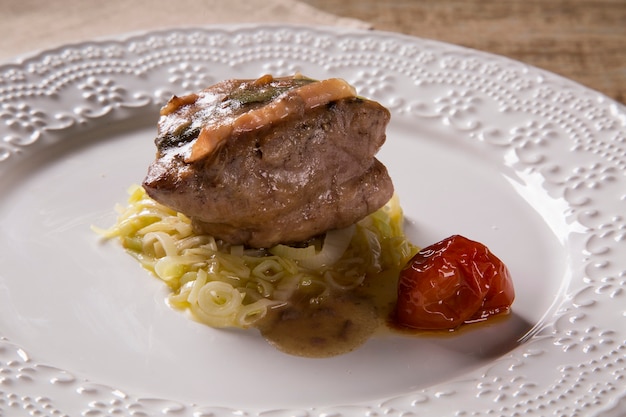 Saltimbocca Kalbfleisch in reichhaltiger neapolitanischer Sauce und Tagliatelle Pasta