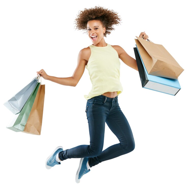 Foto salto de compras e mulher com sacolas no estúdio após uma incrível venda ou promoção com desconto energia animada e retrato da modelo feminina do brasil pulando após a compra isolada por fundo branco