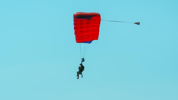 Salto de paraquedas em tandem silhueta de paraquedista voando no