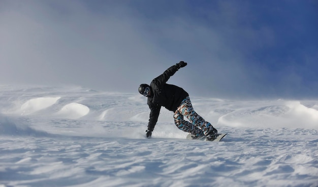 salto e passeio de snowboarder freestyle