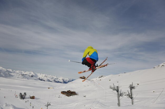 salto de esquí de estilo libre extremo