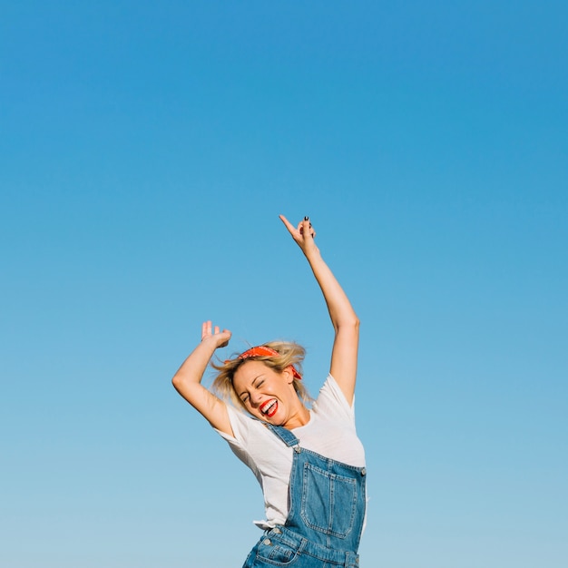 Foto salto excitado da mulher