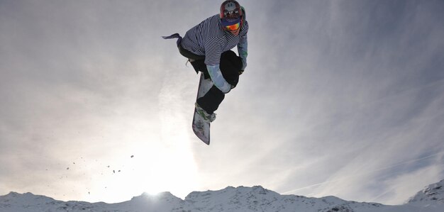 salto extremo de snowboard