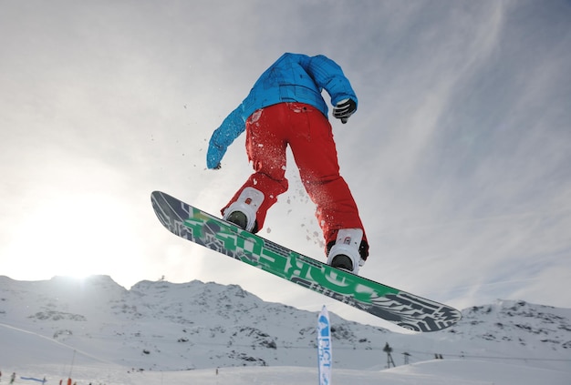 salto extremo de snowboard