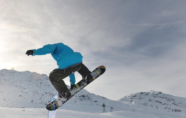 salto extremo de snowboard