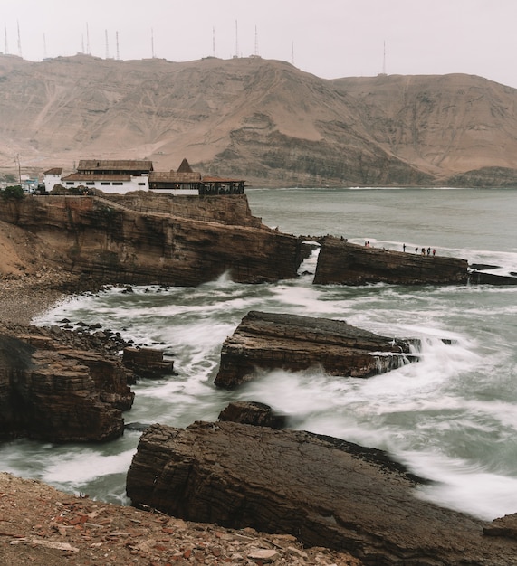 El salto del fraile, famoso acantilado en Chorrillos Lima Perú, grupo de enormes rocas en la costa, olas golpeando las rocas