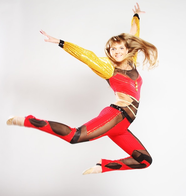 Salto de niña en danza de gimnasia