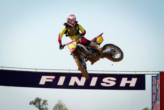 Foto salto vencedor do motocross