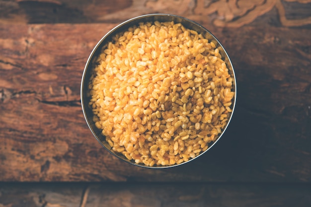 Salty and Fried Moong Dal oder knuspriger Mung Namkeen serviert in einer Schüssel, selektiver Fokus