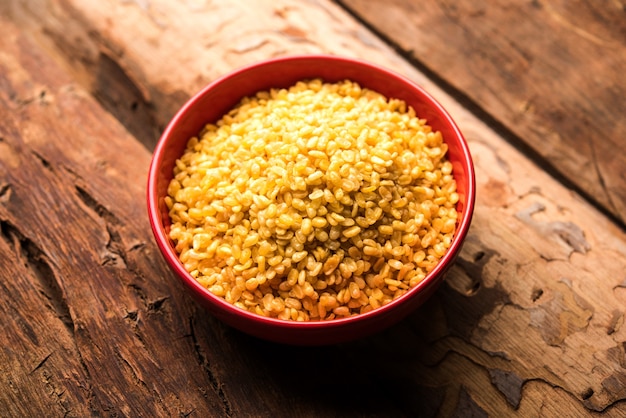 Salty and Fried Moong Dal oder knuspriger Mung Namkeen serviert in einer Schüssel, selektiver Fokus