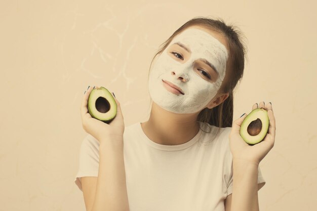 Salud y Belleza. Cuidado de la piel facial. Chica joven hace una mascarilla limpiadora hidratante