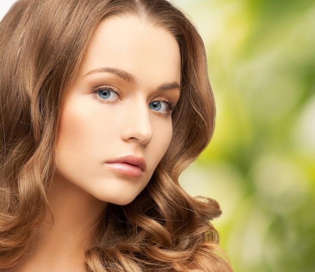 salud y belleza, eco, bio, concepto de naturaleza - rostro de mujer hermosa con cabello largo sobre fondo verde