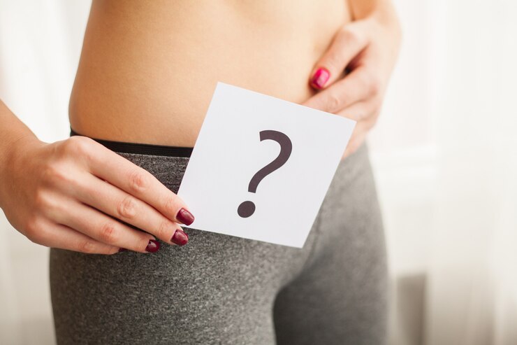 Foto salud. cuerpo de mujer en ropa interior con tarjeta de pregunta cerca del vientre