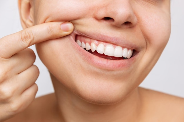 Salud de las encías Captura recortada de una mujer joven que muestra encías sanas Concepto de odontología para el cuidado dental