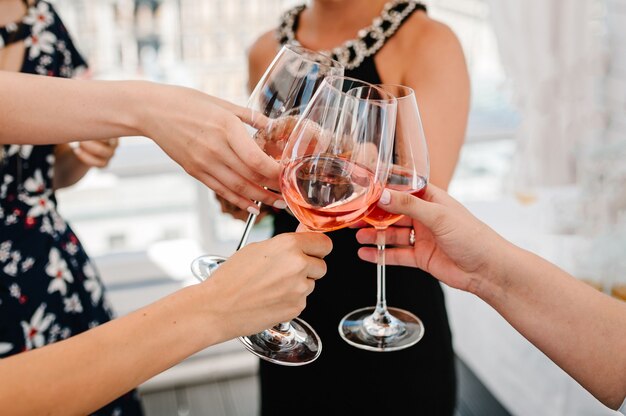 ¡Salud! La gente celebra y levanta copas de vino para brindar