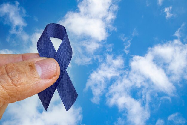 Salud de los hombres noviembre azul prevención del cáncer de próstata cinta azul