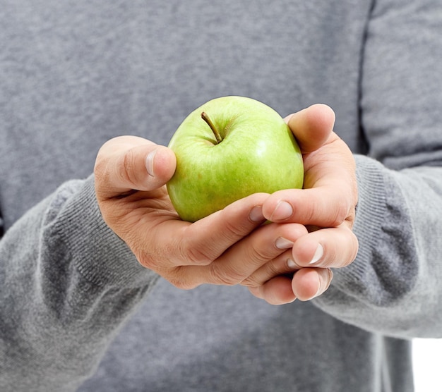 Salud de manos y hombre en un estudio con una manzana para una dieta nutritiva y un refrigerio saludable con vitaminas Bienestar masculino natural y saludable con fruta fresca orgánica y verde cruda para un antojo