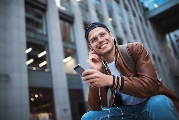 Foto saluda hombre feliz conociendo a alguien hombre feliz escuchando música con auriculares