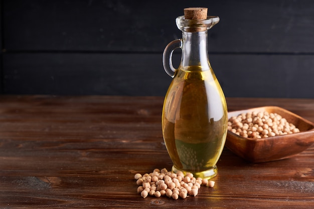 Saludable aceite de garbanzo en botella de vidrio.