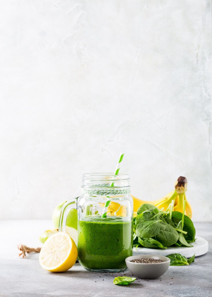 Un saludable batido verde con espinaca en un frasco de vidrio.