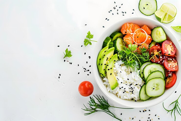 Saludable bocadillo de ensalada de salmón, aguacate, pepino, tomate y arroz sobre un fondo blanco