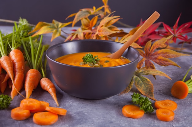 Saludable comer sopa de crema de zanahoria.