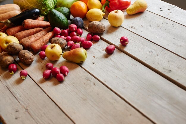 Un saludable conjunto de productos a base de verduras y frutas sobre la mesa de madera