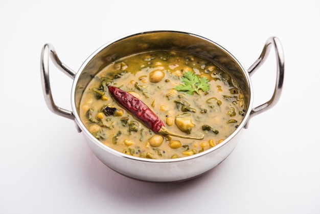 Saludable Dal Palak o amarillo Toor Spinach Daal Receta también conocida como Patal Bhaji en India, servida en un tazón