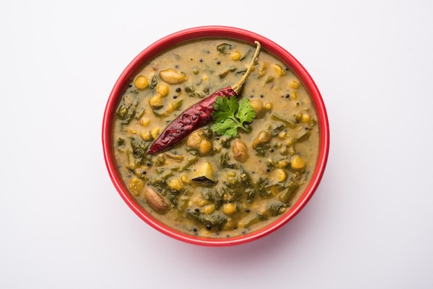 Saludable Dal Palak o amarillo Toor Spinach Daal Receta también conocida como Patal Bhaji en India, servida en un tazón