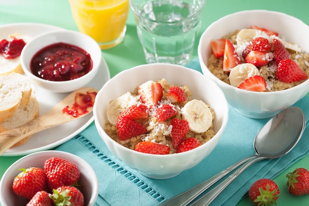 Saludable desayuno quinua con hojuelas de coco y plátano fresa