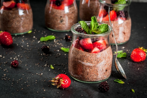 Saludable desayuno vegano. Postre. Comida alternativa Budín con semillas de chía y bayas frescas