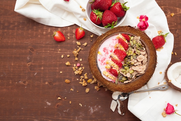 Saludable desayuno de verano. Tarro con granola, yogurt y fresa