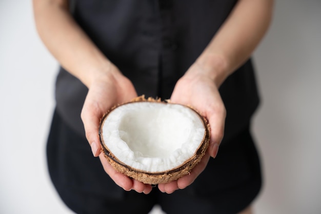 Foto saludable y dieta con la mano la mitad del coco