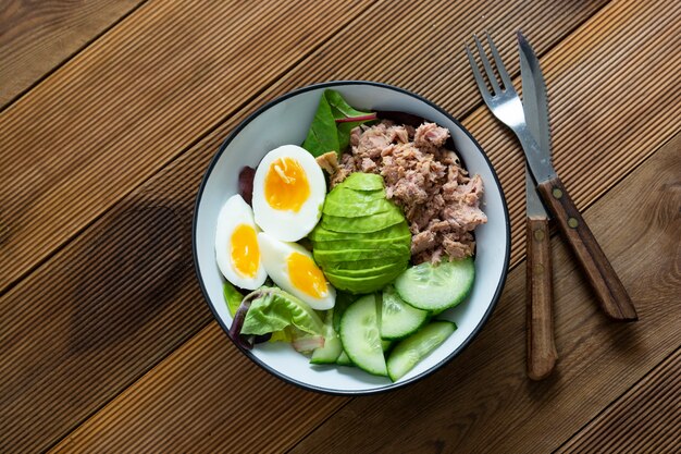 Saludable ensalada de atún y huevo con aguacate