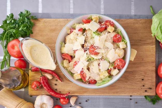 Saludable Ensalada César De Pollo A La Parrilla Con Queso, Tomates Y Crutones