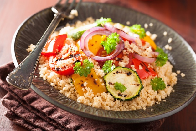 Saludable ensalada de cuscús con tomate pimiento cebolla zucchini