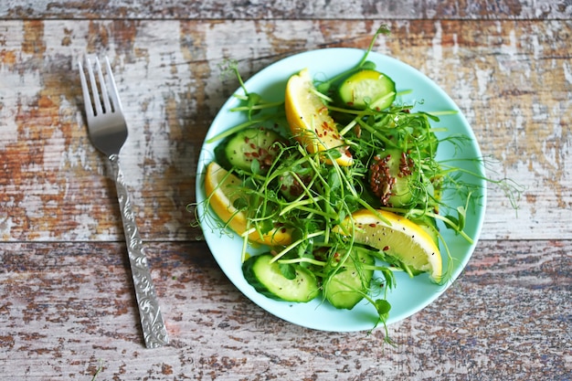 Saludable ensalada ligera con microgreens, limón y pepino con semillas de lino y semillas. Super comida. Comida de primavera