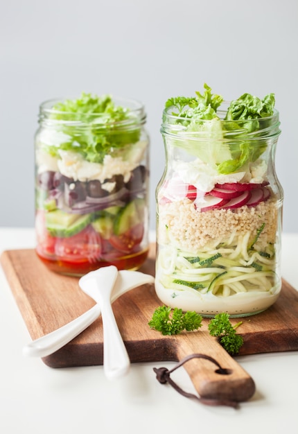 Foto saludable ensalada de queso vegetal en tarros de albañil