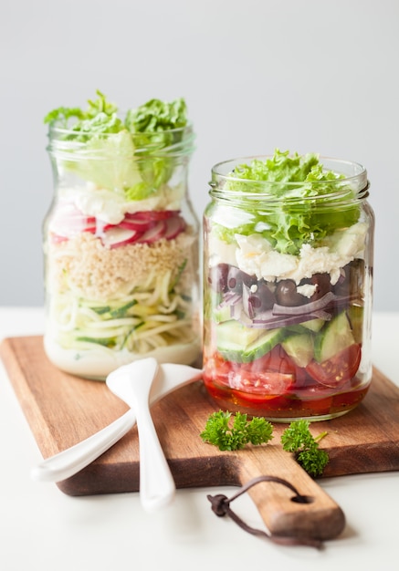 Saludable ensalada de queso vegetal en tarros de albañil