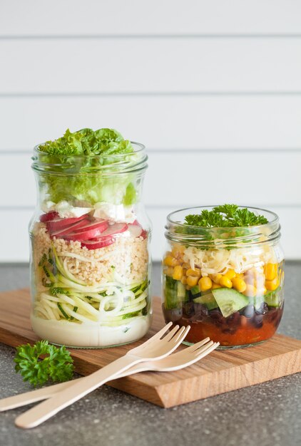 Foto saludable ensalada de queso vegetal en tarros de albañil