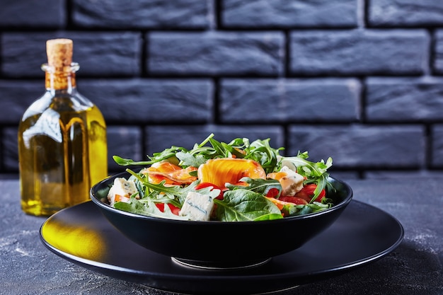 Saludable ensalada de tomate, rúcula, queso azul