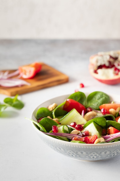 Saludable ensalada de verduras frescas de espinacas