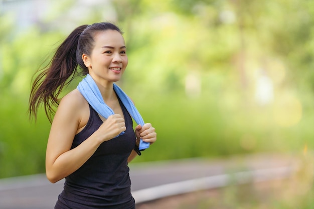 Foto saludable hermosa joven corredora con ropa deportiva haciendo ejercicio al aire libre en el parque por la noche