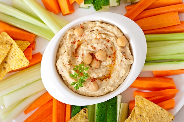 Saludable hummus casero con aceite de oliva y chips de pita