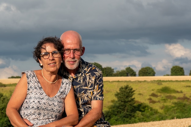 Saludable pareja senior feliz, al aire libre y el amanecer