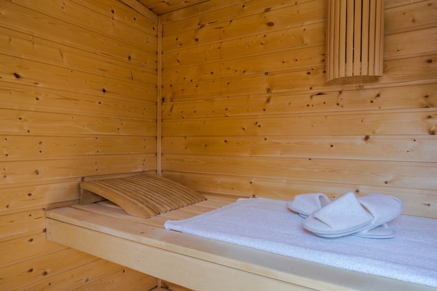 Una saludable sauna de madera con accesorios para sauna.