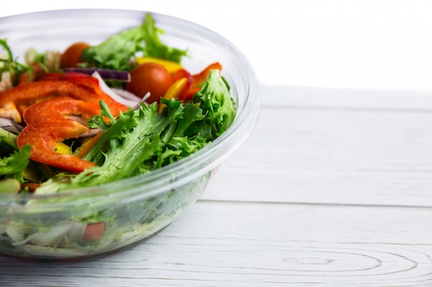 Foto saludable tazón de ensalada en la mesa