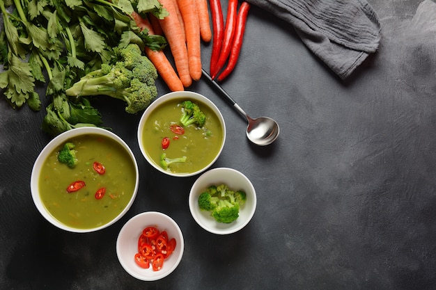 Saludable Vegano Cremoso puré de sopa de verduras mezcladas con brócoli, apio, guisantes y zanahorias.