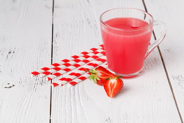 Foto saludable yogur de fresa con bayas frescas en madera