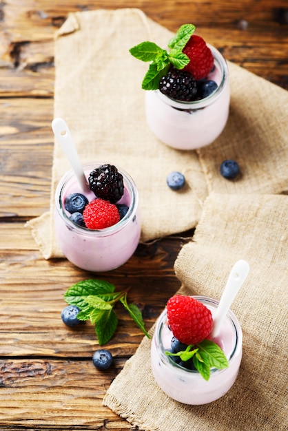 Saludable yogur de verano con bayas y menta